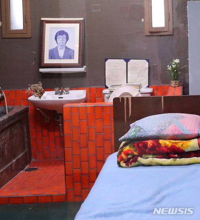[서울=뉴시스]김명원 기자 = 서울 용산구 옛 남영동 대공분실 509호에 박종철 열사의 추모 공간이 마련돼있는 모습. 509호는 박종철 열사가 경찰 고문을 받다 숨진 조사실이다. (공동취재사진) 2021.06.10. photo@newsis.com