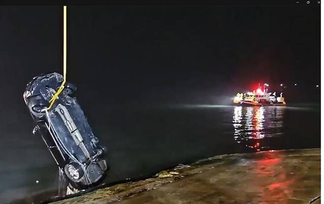 [진도=뉴시스] 지난 2일 오후 전남 진도군 한 항만 인근 해상으로 추락한 차량이 인양되고 있다. 경찰은 자신의 아내와 두 아들을 태운 차량을 몰고 바다에 추락, 살해한 혐의로 40대 아버지를 붙잡아 정확한 경위를 조사 중이다. (사진=목포해양경찰서 제공) 2025.06.03. photo@newsis.com *재판매 및 DB 금지