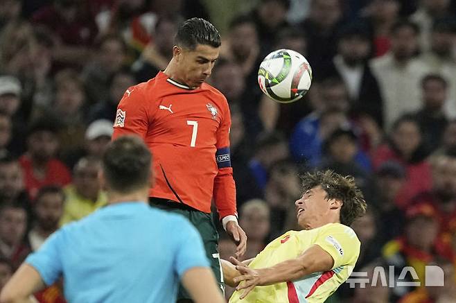 [뮌헨=AP/뉴시스] 포르투갈 크리스티아누 호날두가 8일(현지 시간) 독일 뮌헨의 알리안츠 아레나에서 열린 2024-25 유럽축구연맹(UEFA) 네이션스리그(UNL) 스페인과의 결승전에서 헤딩 경합을 하고 있다. 포르투갈은 연장까지 2-2 무승부를 기록해 승부차기 끝에 5-3으로 승리해 6년 만에 정상에 올랐다. 크리스티아누 호날두는 후반 16분 동점 골을 넣어 A매치 138호 골을 기록했다. 2025.06.09.