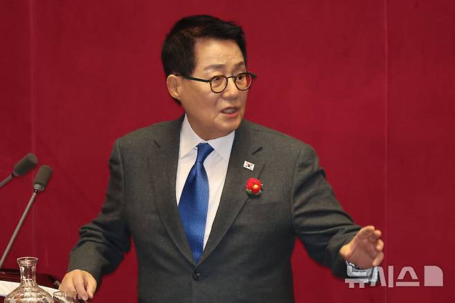 [서울=뉴시스] 권창회 기자 = 박지원 더불어민주당 의원이 13일 오후 서울 여의도 국회에서 열린 제422회 국회(임시회) 제5차 본회의 경제 분야 대정부 질문에서 국민의힘 의원들의 항의에 설전을 벌이고 있다. 2025.02.13. kch0523@newsis.com