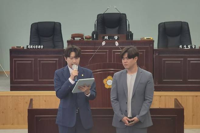 [대구=뉴시스] 이상제 기자 = 9일 대구시 남구의회 본회의장에서 더불어민주당 소속 구의원들이 음주운전 방조 혐의를 받는 대구 남구의회 정재목(국민의힘) 구의원 자진 사퇴를 촉구하는 기자회견을 하고 있다. 2025.06.09. king@newsis.com *재판매 및 DB 금지