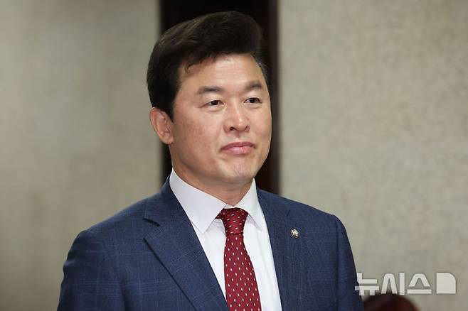 [서울=뉴시스] 권창회 기자 = 윤영석 국민의힘 의원이 9일 오전 서울 여의도 국회 원내대표실에서 4선 의원 이상 회의에 참석하고 있다. 2025.06.09. kch0523@newsis.com