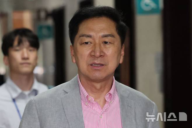 [서울=뉴시스] 권창회 기자 = 김기현 국민의힘 의원이 9일 오전 서울 여의도 국회 원내대표실에서 4선 의원 이상 회의에 참석하고 있다. 2025.06.09. kch0523@newsis.com