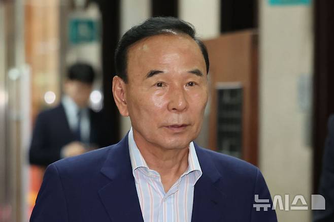 [서울=뉴시스] 권창회 기자 = 박덕흠 국민의힘 의원이 9일 오전 서울 여의도 국회 원내대표실에서 4선 의원 이상 회의에 참석하고 있다. 2025.06.09. kch0523@newsis.com