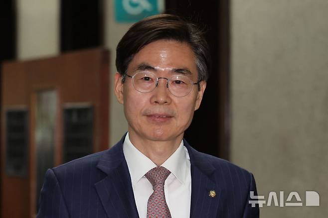 [서울=뉴시스] 권창회 기자 = 조경태 국민의힘 의원이 9일 오전 서울 여의도 국회 원내대표실에서 4선 의원 이상 회의에 참석하고 있다. 2025.06.09. kch0523@newsis.com