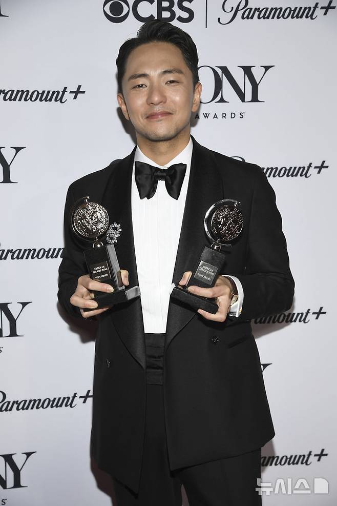 [뉴욕=AP/뉴시스] 박천휴 작가가 8일(현지 시간) 미국 뉴욕 라디오시티 뮤직홀에서 열린 제78회 토니상 시상식에서 창작 뮤지컬 '어쩌면 해피 엔딩'(Maybe Happy Ending)으로 최우수 오리지널 작사·작곡상(Best Orginal Score)과 최우수 극본상을 받은 후 기자실에서 기념 촬영하고 있다. 2025.06.09.