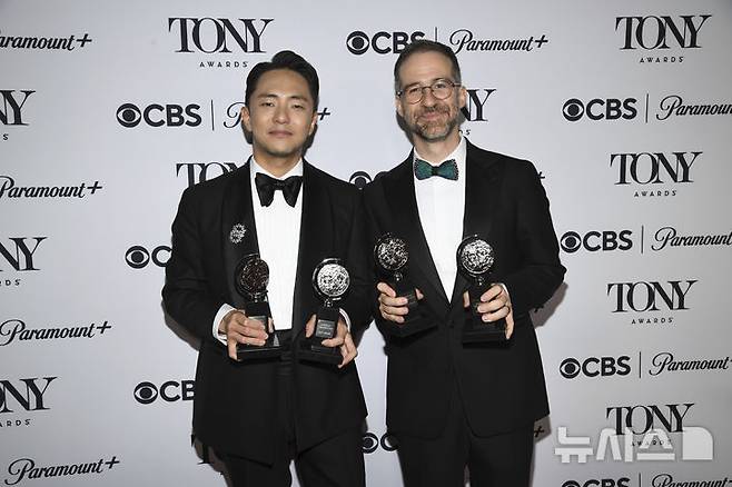 [뉴욕=AP/뉴시스] 박천휴(왼쪽) 작가와 작곡가 윌 애런슨이 8일(현지 시간) 미국 뉴욕 라디오시티 뮤직홀에서 열린 제78회 토니상 시상식에서 창작 뮤지컬 '어쩌면 해피 엔딩'(Maybe Happy Ending)으로 최우수 오리지널 작사·작곡상(Best Orginal Score)과 최우수 극본상을 받은 후 기자실에서 기념 촬영하고 있다. 2025.06.09.