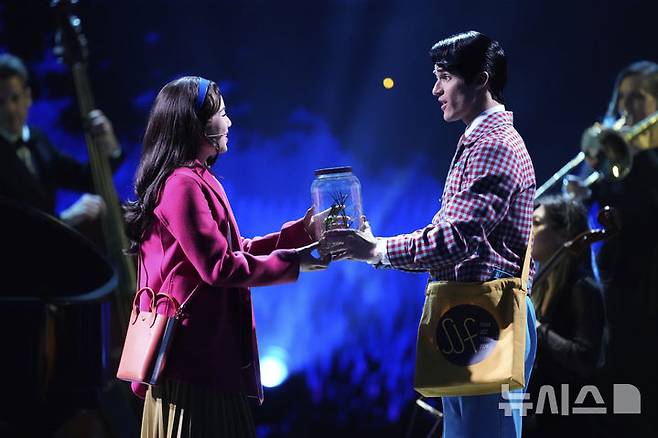 [뉴욕=AP/뉴시스] 8일(현지 시간) 미국 뉴욕 라디오시티 뮤직홀에서 열린 제78회 토니상 시상식에서 헬렌 J. 셴과 대런 크리스가 창작 뮤지컬 '어쩌면 해피 엔딩'(Maybe Happy Ending) 공연을 선보이고 있다. 2025.06.09.