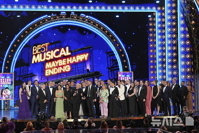 [뉴욕=AP/뉴시스] K 뮤지컬 '어쩌면 해피엔딩'(Maybe Happy Ending) 제작·출연진이 8일(현지 시간) 미국 뉴욕 라디오시티 뮤직홀에서 열린 제78회 토니상 시상식에서 작품상을 받고 있다. '어쩌면 해피엔딩'은 이날 작품상, 극본상, 작사·작곡상, 무대 디자인상, 연출상, 남우주연상 등 6개 부문에서 수상했다. 2025.06.09.