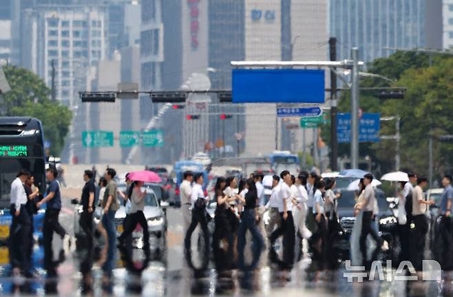 [서울=뉴시스] 황준선 기자 = 한낮 기온이 30도를 넘는 무더운 날씨를 보인 9일 오후 서울 영등포구 여의대로에 아지랑이가 피어오르고 있다. 2025.06.09. hwang@newsis.com