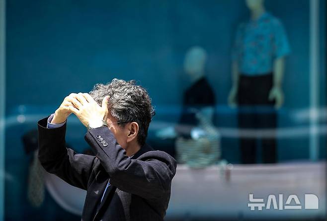 [서울=뉴시스] 정병혁 기자 = 더운 날씨를 보인 9일 서울 강남구 코엑스 인근에서 한 시민이 손으로 햇빛을 가린 채 이동하고 있다. 2025.06.09. jhope@newsis.com