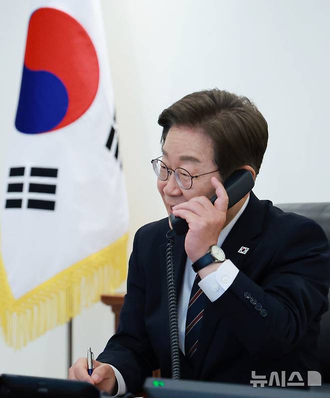 [서울=뉴시스] 고범준 기자 = 이재명 대통령이 9일 서울 용산구 대통령실 청사 집무실에서 이시바 시게루 일본 총리와 전화 통화를 위해 수화기를 들고 있다. 2025.06.09. bjko@newsis.com