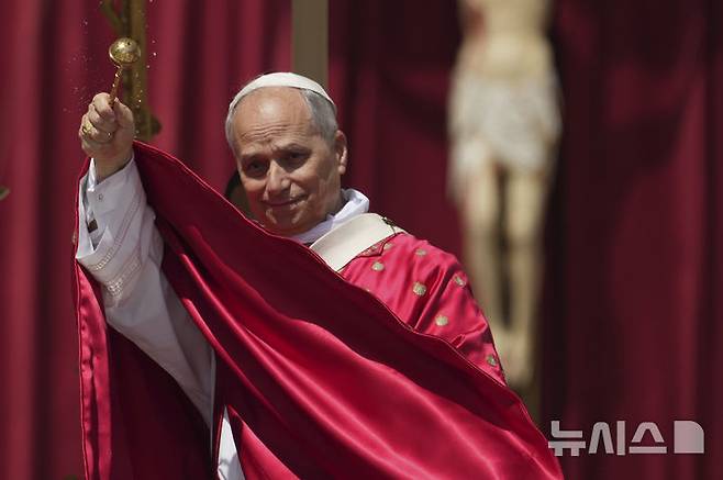 [바티칸=AP/뉴시스] 레오 14세 교황은 8일(현지 시간) 바티칸 성 베드로 광장에서 집전한 미사에서 "민족 간 경계를 열고 계층과 인종간 장벽을 무너뜨려야 한다"고 말했다. 사진은 레오 14세 교황이 이날 미사에서 성수를 뿌리는 모습. 2025.06.08.