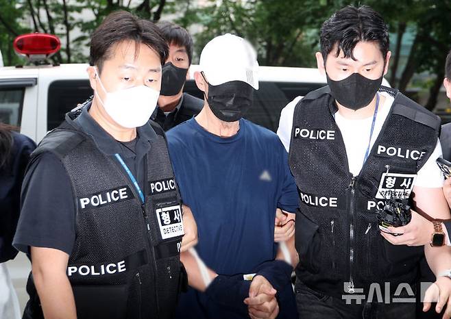 [서울=뉴시스] 김선웅 기자 = 서울 지하철 5호선 열차에 불을 지른 60대 남성 원 모씨가 2일 서울 양천구 서울남부지법에서 열린 현존전차방화치상 혐의 구속 전 피의자심문(영장실질심사)에 출석하고 있다.원 씨는 지난달 31일 여의나루역~마포역 터널 구간을 달리던 열차 안에서 휘발유를 뿌리고 옷가지에 불을 붙여 방화한 혐의를 받고 있다. 2025.06.02. mangusta@newsis.com