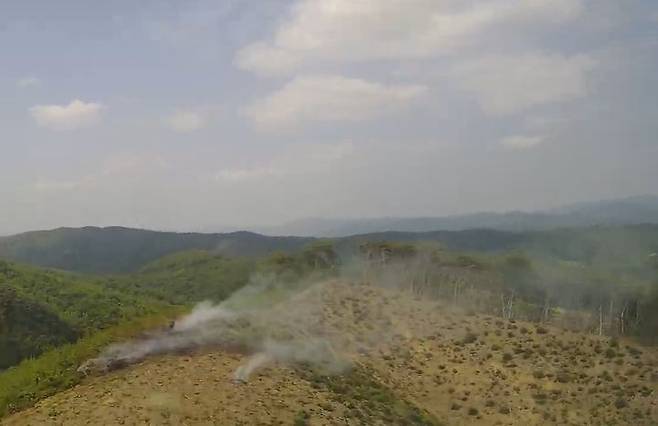 [공주=뉴시스] 9일 오후 2시9분께 충남 공주시 신풍면 용수리의 야산에서 불이나 흰 연기가 피어 오르고 있다. (사진=산림청 제공) 2025.06.09. photo@newsis.com *재판매 및 DB 금지