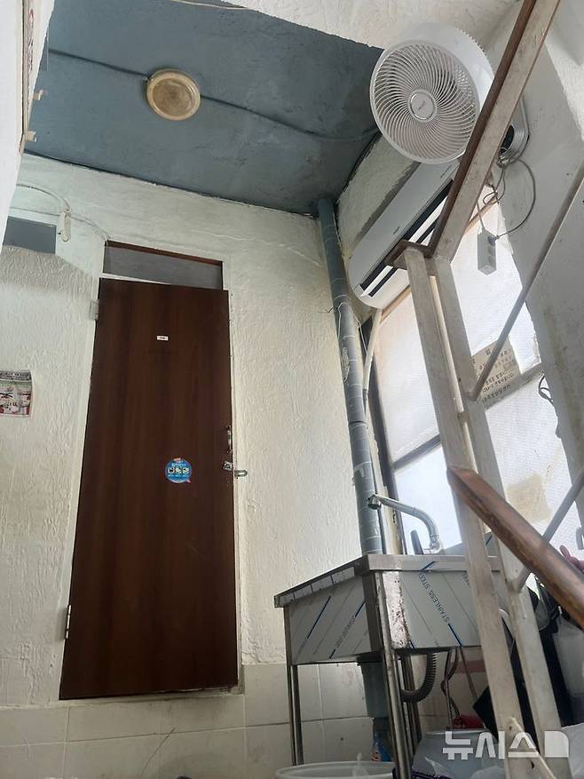 [서울=뉴시스] 박나린 인턴기자=이만씨가 거주하는 서울 종로구 창신동 쪽방촌의 한 건물에 선풍기가 보이고 있다. 2025.06.09. photo@newsis.com