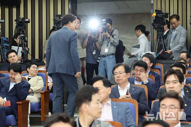 [서울=뉴시스] 권창회 기자 = 권성동 국민의힘 원내대표가 9일 서울 여의도 국회에서 열린 의원총회에서 발언을 마친 뒤 의총장을 나서고 있다. 2025.06.09. kch0523@newsis.com