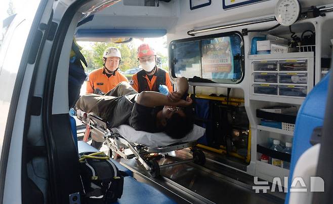 [전주=뉴시스] 지난해 세계한인비즈니스대회를 앞두고 환자 이송 훈련을 하고 있는 전북특별자치도소방본부 소속 소방관. 해당 사진은 기사와 연관이 없습니다. (사진=뉴시스 DB). photo@newsis.com