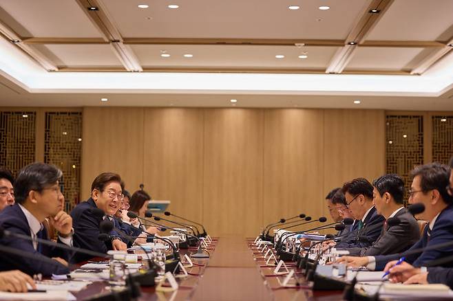 [서울=뉴시스] 이재명 대통령이 9일 서울 용산구 대통령실 청사에서 열린 2차 비상경제점검 태스크포스(TF)회의를 주재하고 있다. (사진=대통령실 제공) 2025.06.09. photo@newsis.com *재판매 및 DB 금지