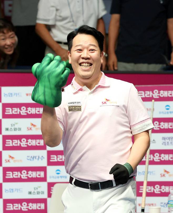 [서울=뉴시스]헐크 장갑을 낀 강동궁이 2024-25시즌 크라운해태 PBA 챔피언십 결승전에서 우승한 뒤 세리머니 중이다. (사진=프로당구협회 제공) 2025.06.09. photo@newsis.com *재판매 및 DB 금지