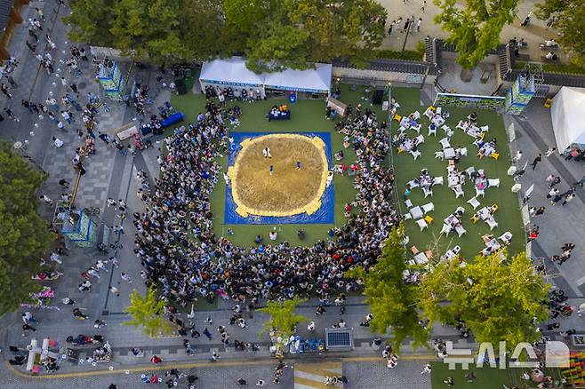[전주=뉴시스]윤난슬 기자 = 전주시는 지난 6~7일 이틀간 경기전과 전주한옥마을, 풍패지관, 전라감영, 풍남문, 전주향교, 오목대 등 7개 문화유산 공간에서 '2025 전주국가유산야행'을 진행했다고 9일 밝혔다. (사진=전주시 제공) photo@newsis.com