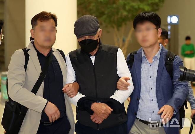 [인천공항=뉴시스] 김선웅 기자 = 해외도피로 조세포탈 재판에 불출석한 대주그룹 허재호 전 회장이 강제 구인 절차로 송환돼 27일 인천국제공항을 통해 귀국, 압송되고 있다. 2025.05.27. mangusta@newsis.com