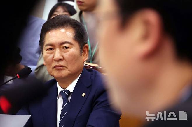 [서울=뉴시스] 조성봉 기자 = 정청래 국회 법사위원장이 14일 오전 서울 여의도 국회에서 열린 법제사법위원회 전체회의에서 곽규택 국민의힘 의원의 발언을 듣고 있다. 2025.05.14. suncho21@newsis.com