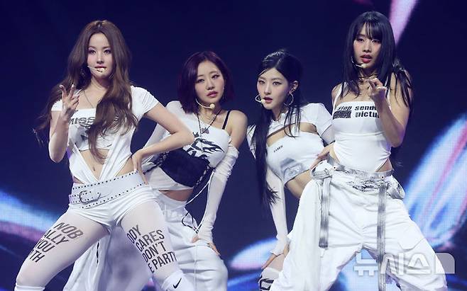 [서울=뉴시스] 김혜진 기자 = 그룹 키스오브라이프가 9일 오후 서울 광진구 예스24라이브홀에서 열린 네 번째 미니앨범 '224'(투투포) 쇼케이스에서 무대를 선보이고 있다. 2025.06.09. jini@newsis.com