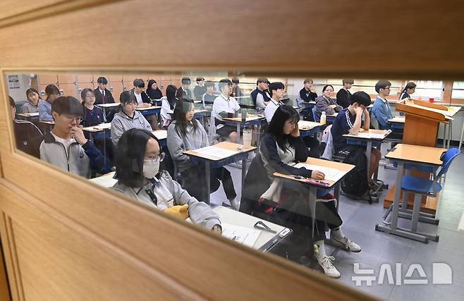[수원=뉴시스] 김종택 기자 = 지난 5월 전국연합학력평가가 실시된 8일 경기 수원시 효원고등학교에서 고3 학생들이 시험을 준비하고 있다. 기사 내용과는 직접적 관련이 없습니다. 2025.05.08. jtk@newsis.com