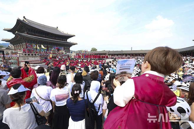 [서울=뉴시스] 김근수 기자 = 8일 오후 서울 종로구 경복궁 근정전에서 세종조 회례연이 펼쳐지고 있다.궁중 연례악과 무용을 재현한 세종조 회례연은 지난 2013년 이후 12년 만에 경복궁에서 다시 열렸다. 2025.06.08. ks@newsis.com