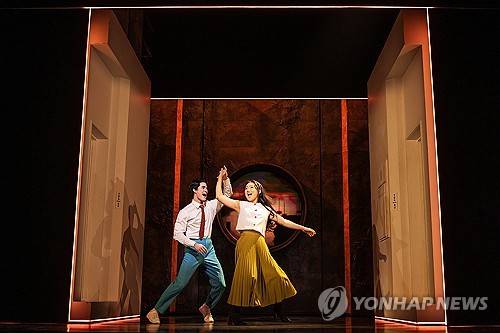 K뮤지컬 '어쩌면 해피엔딩', 미국 토니상 작품상 등 6관왕 (서울=연합뉴스) 미국 뉴욕 브로드웨이에 진출한 한국의 창작 뮤지컬 '어쩌면 해피엔딩'(Maybe Happyending)이 8일(현지시간) 미국의 연극·뮤지컬계 아카데미상이라 불리는 토니상의 뮤지컬 작품상, 극본상, 작사·작곡상, 무대디자인상, 연출상, 남우주연상을 수상했다. 사진은 '어쩌면 해피엔딩'의 브로드웨이 공연. 2025.6.9 [NHN링크 제공. 재판매 및 DB금지] photo@yna.co.kr