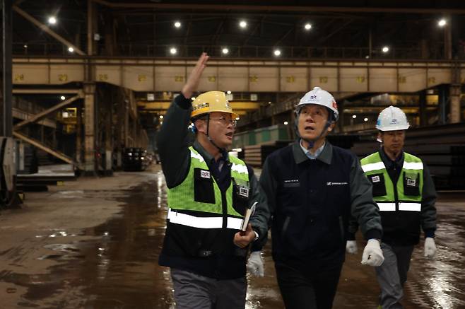 지난해 12월 철강 위기 극복을 위해 동국제강 현장을 방문한 이강덕 포항시장. 포항시 제공