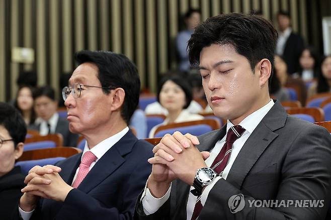 (서울=연합뉴스) 박동주 기자 = 국민의힘 김용태 비상대책위원장이 5일 서울 여의도 국회에서 열린 의원총회에서 생각에 잠겨 있다. 2025.6.5 pdj6635@yna.co.kr 연합뉴스