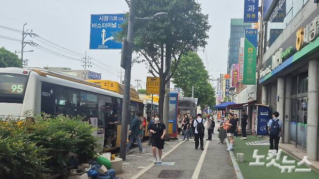 9일 오전 7시 10분쯤 광주 북구 운암동 경신여고 정류장에서 시민들이 버스를 기다리고 있다. 한아름 기자