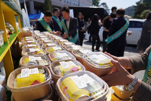 NH농협은행 충남본부(본부장 박장순)이 5일 공주대학교에서 아침밥 먹기 운동을 펼치고 학생들에게 주먹밥과 식혜를 나눠주고 있다.