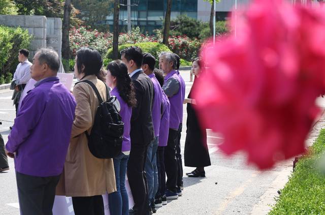 5월20일 서울 서초구 서울중앙지법 앞에서 ‘10.29 이태원참사 시민대책회의’ 관계자들이 기자회견을 열고 있다. 연합뉴스