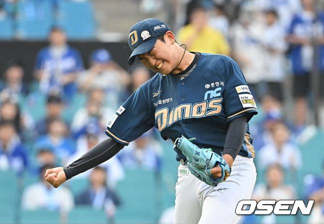 [OSEN=대구, 이석우 기자] 8일 대구삼성라이온즈파크에서 2025 신한 SOL 뱅크 KBO 리그 삼성 라이온즈와 NC 다이노스의 경기가 열렸다. 홈팀 삼성은 후라도가, 방문팀 NC는 신영우가 선발 출전했다. NC 다이노스 선발 투수 신영우가 5회말 2사 2루 삼성 라이온즈 이성규를 삼진으로 잡고 포효하고 있다. 2025.06.08 / foto0307@osen.co.kr