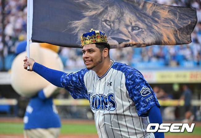 [OSEN=대구, 이석우 기자] 8일 대구삼성라이온즈파크에서 2025 신한 SOL 뱅크 KBO 리그 삼성 라이온즈와 NC 다이노스의 경기가 열렸다. 홈팀 삼성은 후라도가, 방문팀 NC는 신영우가 선발 출전했다. 삼성 라이온즈 선발 투수 후라도가 NC 다이노스에 1-0 완봉승을 올리고 팬들에게 감사 인사를 하고 있다. 2025.06.08 / foto0307@osen.co.kr