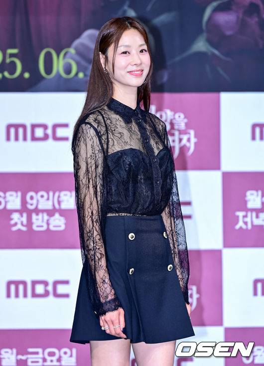 [OSEN=지형준 기자] 5일 오전 서울 상암동 MBC에서 MBC 새 일일드라마 ‘태양을 삼킨 여자’ 제작발표회가 열렸다.오는 9일(월) 첫 방송을 앞두고 있는 ‘태양을 삼킨 여자’는 피해자가 가해자로 둔갑한 세상, 하나뿐인 딸의 이름으로 재벌가에 맞선 한 여자의 처절한 복수극을 그린 작품이다. 배우 장신영이 포즈를 취하고 있다. 2025.06.05 /jpnews@osen.co.kr