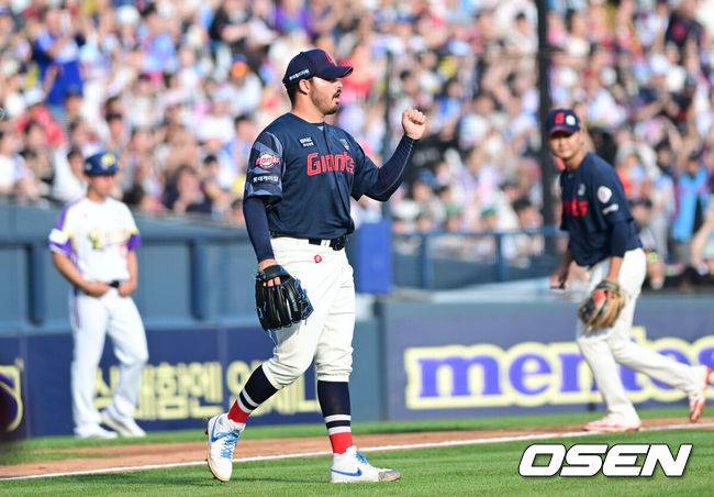 [OSEN=잠실, 최규한 기자] 8일 서울 잠실야구장에서 ‘2025 신한 SOL Bank KBO리그’ 두산 베어스와 롯데 자이언츠의 경기가 열렸다.홈팀 두산은 곽빈, 방문팀 롯데는 알렉 감보아를 선발로 내세웠다.3회말 두산 공격을 삼자범퇴로 막아낸 롯데 선발 감보아가 더그아웃으로 향하며 기뻐하고 있다. 2025.06.08 / dreamer@osen.co.kr