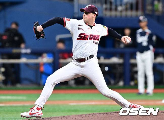 [OSEN=고척, 조은정 기자]31일 오후 서울 고척스카이돔에서 2025 신한 SOL Bank KBO리그 키움 히어로즈와 두산베어스의 경기가 열렸다.홈팀 키움은 로젠버그를, 방문팀 두산은 잭로그를 선발투수로 내세웠다.2회초 키움 선발 로젠버그가 역투하고 있다. 2025.05.31 /cej@osen.co.kr