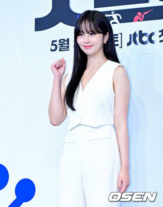 [OSEN=지형준 기자] 29일 오후 서울 구로구 신도림동 더링크서울 트리뷰트 포트폴리오 호텔에서 JTBC 새 토일드라마 ‘굿보이’ 제작발표회가 열렸다.‘굿보이’는 특채로 경찰이 된 전직 국가대표들이 메달 대신 경찰 신분증을 목에 걸고, 비양심과 반칙이 판치는 세상에 맞서는 코믹 액션 청춘 수사극. 박보검, 김소현, 이상이, 허성태, 태원석은 강력범죄 대응을 위한 특수팀으로 뭉쳐 각자의 주특기를 무기삼아 이 땅에 정의로운 ‘룰’을 알릴 예정이다.배우 김소현이 포토타임을 하고 있다. 2025.05.29 /jpnews@osen.co.kr