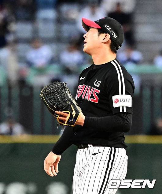 [OSEN=인천, 지형준 기자] 24일 인천 SSG랜더스필드에서 2025 신한 SOL Bank KBO리그 SSG 랜더스와 LG 트윈스의 경기가 열렸다.SSG는 김건우, LG는 치리노스가 선발로 나섰다.&nbsp;6회말 2사 1루에서 LG 오지환이 SSG 조형우의 유격수 땅볼에 실책을 범하며 아쉬워하고 있다. 025.05.24 /jpnews@osen.co.kr