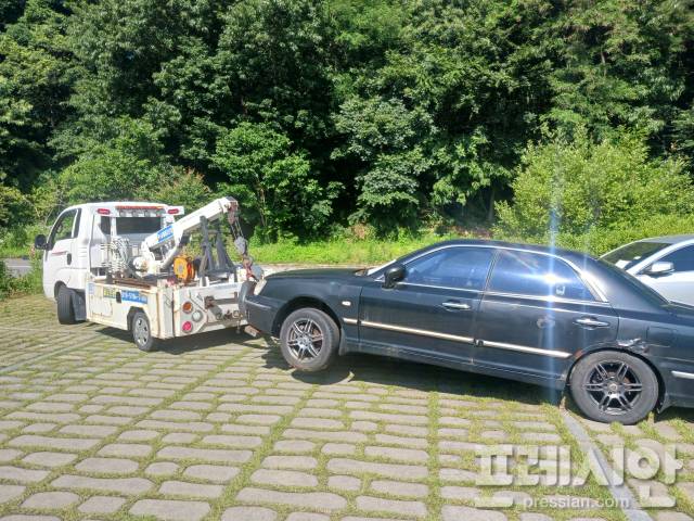 ▲광주 서구 한 공영주차장의 장기 주차 차량이 견인되고 있다.ⓒ광주 서구