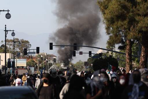 8일(현지시간) 미국 LA에서 불법 이민자 체포·추방에 반발하는 시위가 진행되는 가운데 도심에서 검은 연기가 피어오르고 있다.&nbsp;AFP연합뉴스