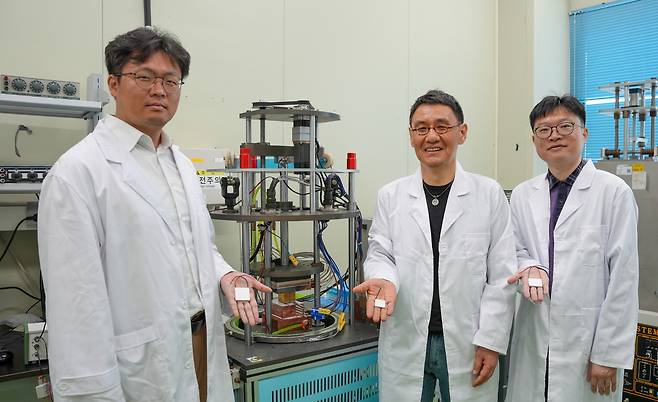 열전발전 기준 소자 3종을 선보이는 박수동 박사(가운데) 연구팀. 한국전기연구원 제공