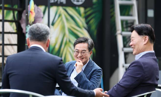 김동연 경기도지사(왼쪽 두 번째)가 7일 오후 수원시 인계동의 한 식당에서 김진경 경기도의회 의장(왼쪽) 등과 만찬 회동을 하고 있다. 경기도 제공