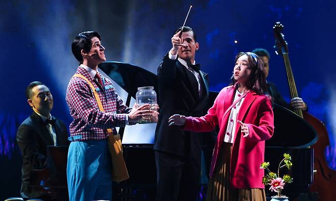 9일 열린 제78회 토니상 시상식에서 뮤지컬 ‘어쩌면 해피엔딩’의 주인공 ‘올리버’ 역의 배우 대런 크리스(왼쪽)와 ‘클레어’ 역의 헬렌 J 셴이 극 중 한 장면을 선보이고 있다. ‘어쩌면 해피엔딩’은 지난해 11월 뉴욕 맨해튼 벨라스코 극장에서 개막한 후 뜨거운 현지 반응에 힘입어 내년 1월17일까지 공연이 연장됐다. 뉴욕=로이터연합뉴스