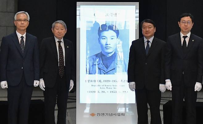 지난 5일 서울 용산 전쟁기념관에서 열린&nbsp;‘6월의 호국 인물’ 김왕호 소령 현양 행사 참석자들이 기념촬영을 하고 있다. 왼쪽부터&nbsp;양동학 전쟁기념사업회 사무총장, 정경조 이북5도위원장(평남지사 겸직), 이강덕 KBS N 사장, 전종호 서울지방보훈청장. 전쟁기념사업회 제공