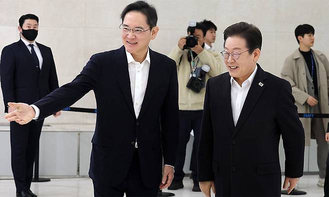 이재명 대통령이 더불어민주당 대표였던 지난 3월 서울 강남구 ‘삼성 청년 SW 아카데미’를 찾아 이재용 삼성전자 회장의 안내를 받고 있다. 연합뉴스